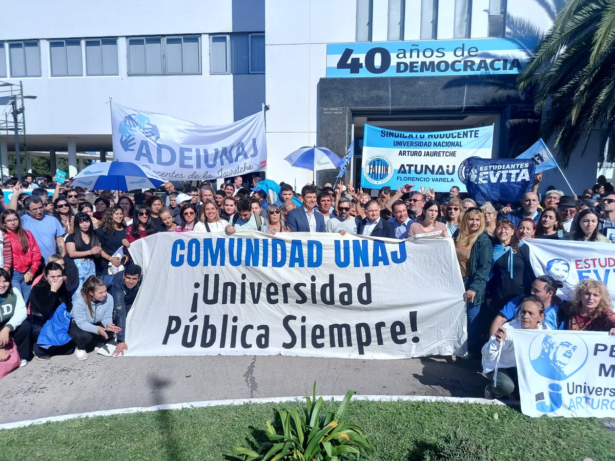 ArnaldoDMedina's tweet photo. En días de reflexión y movilización quiero agradecer a los sindicatos docentes (@adeiunaj) y nodocentes (ATUNAJ), a la Federación Estudiantil (FEUNAJ), a las agrupaciones, a graduados de la universidad, a la comunidad de #FlorencioVarela, de #Berazategui y de toda la región (👇) https://t.co/MzJaCc8K0v