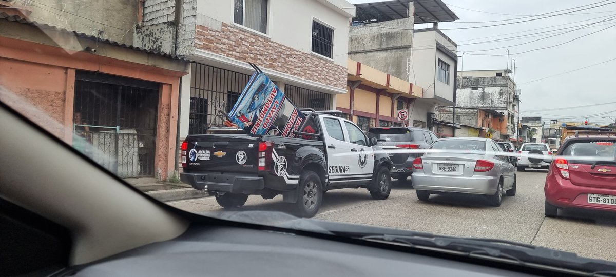 Es más importante unos letreros que se encuentran afuera de un establecimiento en vez de velar por la seguridad ciudadana, debe existir políticas de prevención NO solo de represión 🫠... @cuacmeGye @alcaldiagye