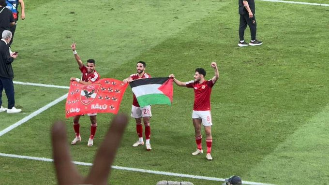 لما رفع لاعيبه الاهلى علم فلسطين خرج الزمالكاويه بهتشاج يتهم لاعبيه الاهلى بالخيانه ويقولون علم مصر..فى نادى متلون كده .ندل كده