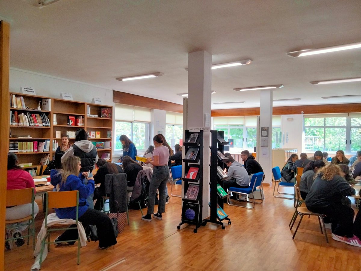 Entrega de premios do #sorteo do #DíaDoLibro24 e #obradoiro de marcapáxinas. Como gostamos de ver a #biblioteca do @CIFPCOMPOSTELA con tanta actividade!