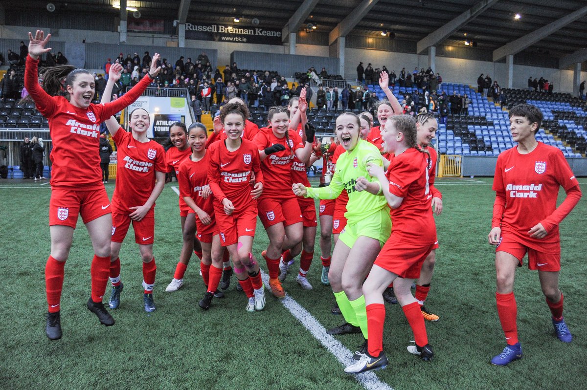 SchoolsFootball's tweet photo. 🏴󠁧󠁢󠁥󠁮󠁧󠁿England U15 Schoolgirls🏴󠁧󠁢󠁥󠁮󠁧󠁿

Throw back to when the England U15 Schoolgirls won the SAFIB Bob Docherty Tournament earlier this season! 🏆

What an incredible achievement! ⚽

📸 @353photo

🙌 @ArnoldClark
🔴🔵⚪ https://t.co/LH0xVHicnW