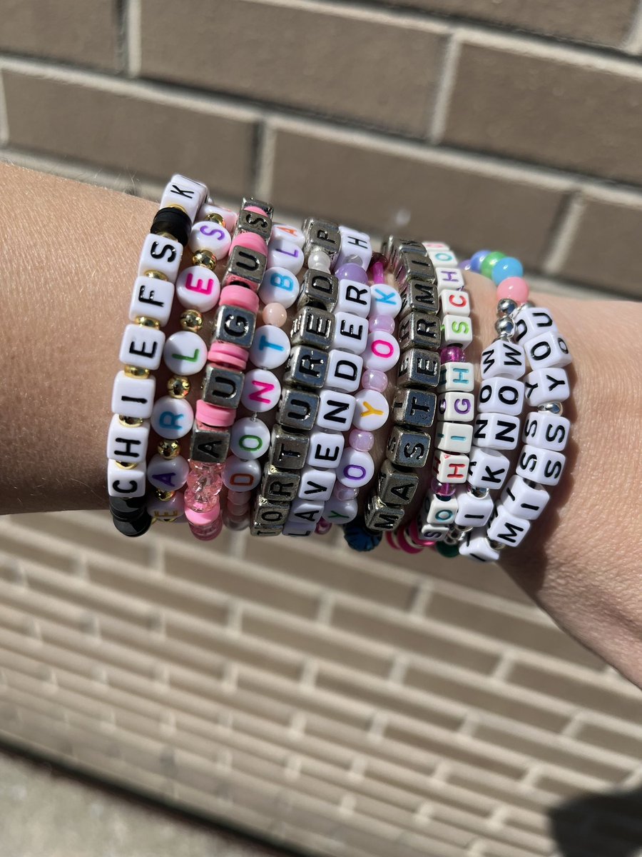 You really want to get to know a girl? Ask her about her Emotional Support Bracelets™️ #ttpd #thetorturedpoetsdepartment #taylorswift #friendshipbracelets