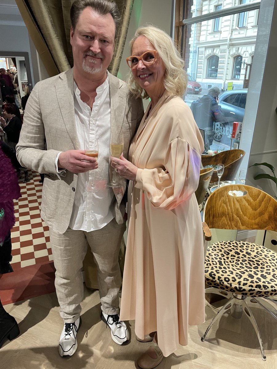 RitaTainola's tweet photo. Butik Helsinki ja Puuterihuone ovat nyt Ratakatu 1 -osoitteessa Helsingissä. Kivat avajaiset, kiitos #rikutuovinen avec Anita-vaimo, upeat näyttelijät #Merja Larivaara&KP Toivonen sekä iki-ihanat @pipsalagus @railihulkkonen https://t.co/AnazFSxCOa