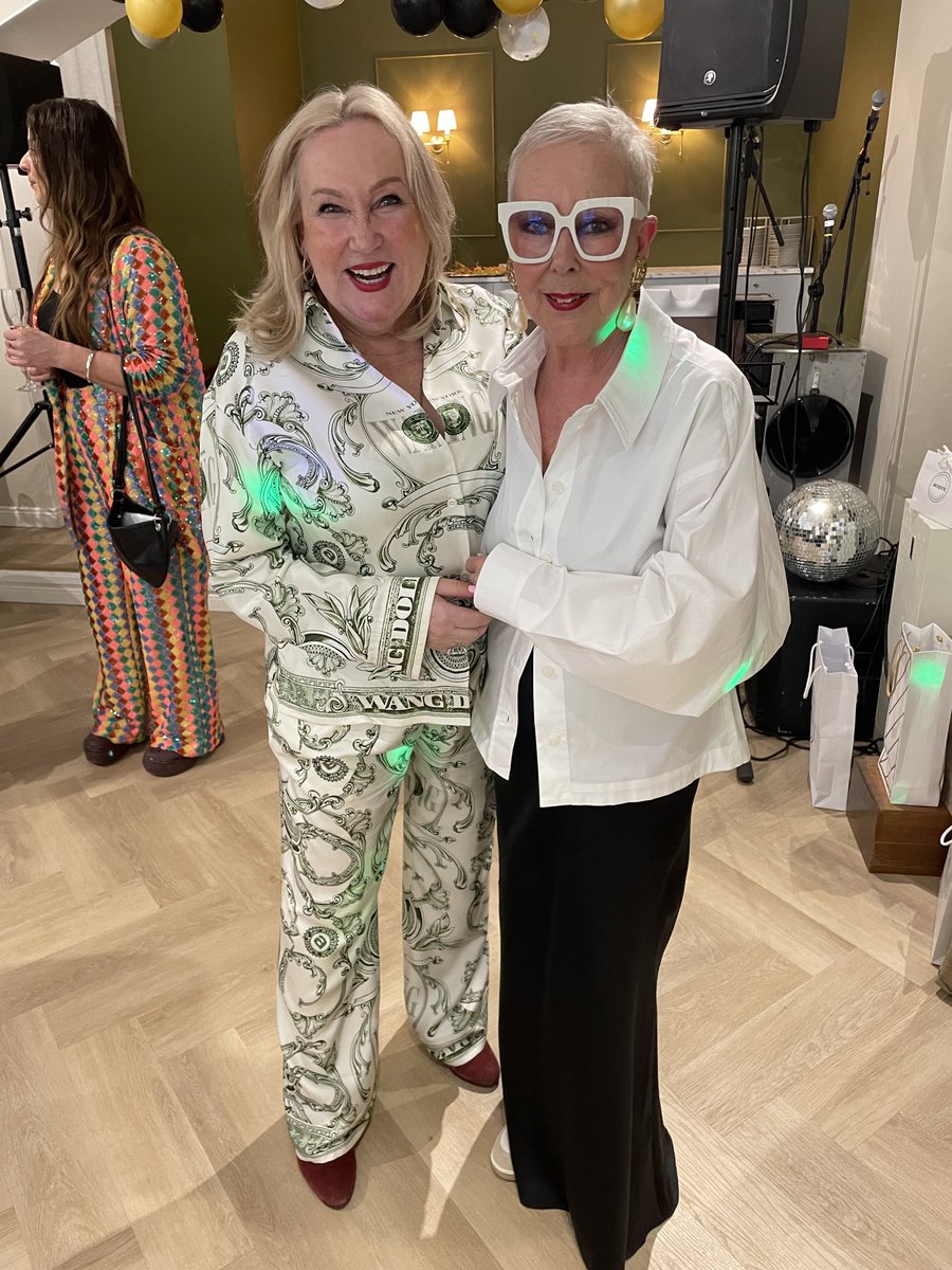 RitaTainola's tweet photo. Butik Helsinki ja Puuterihuone ovat nyt Ratakatu 1 -osoitteessa Helsingissä. Kivat avajaiset, kiitos #rikutuovinen avec Anita-vaimo, upeat näyttelijät #Merja Larivaara&KP Toivonen sekä iki-ihanat @pipsalagus @railihulkkonen https://t.co/AnazFSxCOa