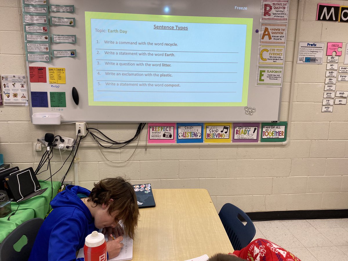 Ms_S78_LDSB's tweet photo. We are challenging ourselves today by creating different sentence types with specific words. Lots of discussions around possible examples and using our morphology skills. #TWR @LITLearningLDSB @JoFergusonLDSB https://t.co/9KXfyZQ7vz