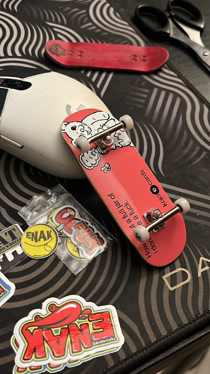 Syaronep's tweet photo. Dulu 2008-2009 nyari fingerboard bahkan tech deck aja susahnya minta ampun sekalinya nemu tech deck di kaskus dengan harga 200 rb dr bali Bayangin lom ada marketplace waktu itu, anak smp mau belanja onlen. Eh sekarang produk lokal udah banyak banget yg bikin fingerboard, love dah https://t.co/hYBs9tZXhv