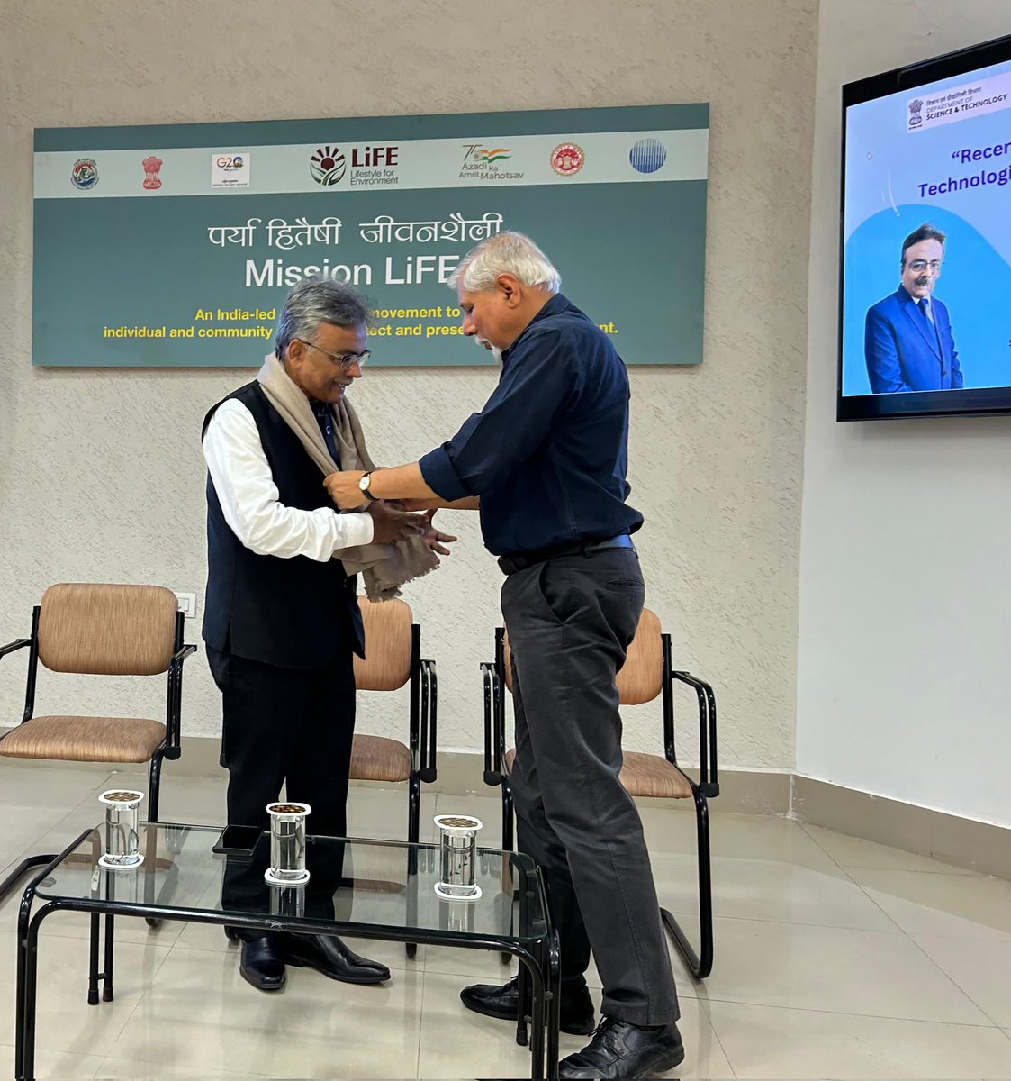 Happy to be meeting a top climate researcher of India with global eminence @guptaakhilesh63 in Bhopal. He delivered impressive talk & cleared many myths around complex climate change issues. @ThakkarLokendra thanks for organizing it at EPCO. @IndoreTnv @moefcc @Cities_IPCC