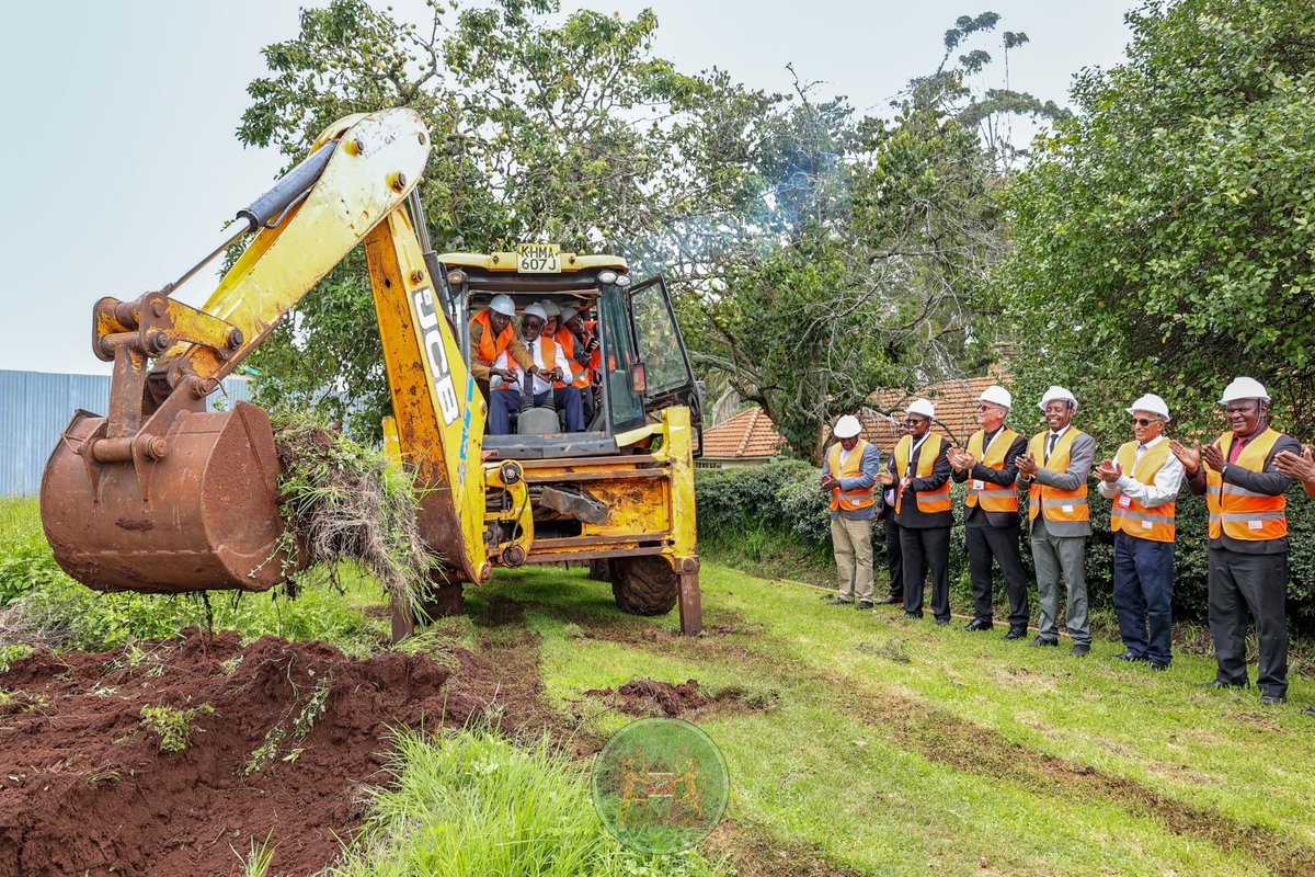 CS_MoALD's tweet photo. CS @mithika_Linturi has commissioned the construction of the Roots, Tubers, and Bananas-East Africa Germplasm Exchange Laboratory (RTB-EAGEL) at the @KephisKe Plant Quarantine and Biosecurity Station at Muguga. https://t.co/lKVDU1zzpo