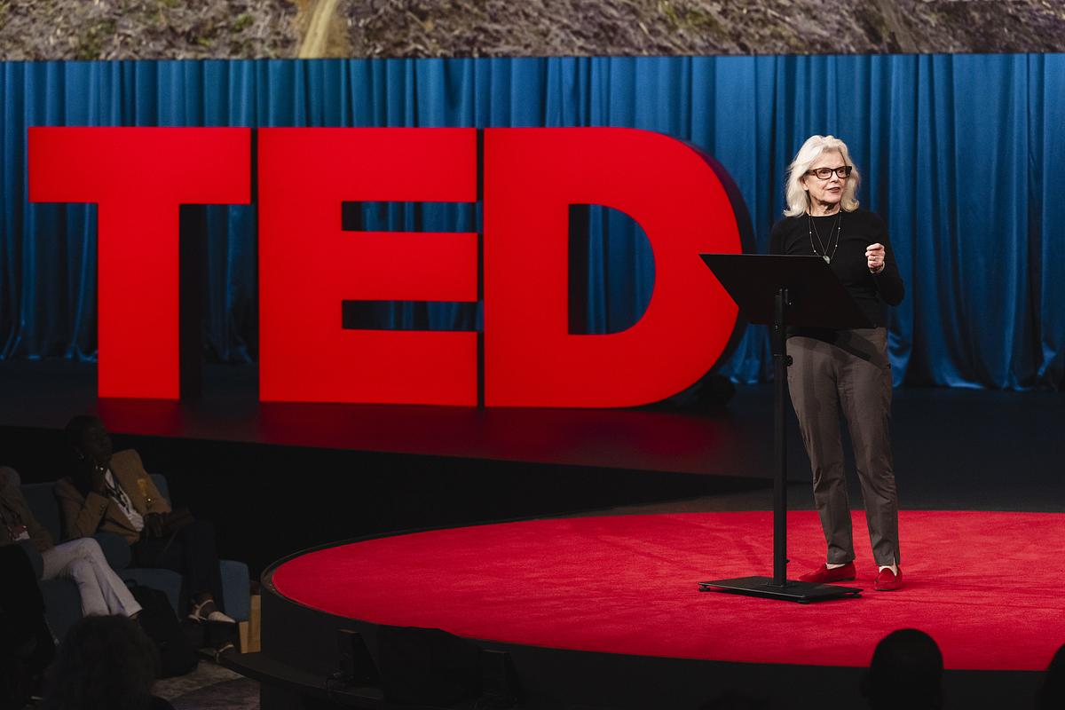 ¡Nueva charla TED de Kris Tompkins!  En el marco de la serie 'The Brave and the Brilliant', nuestra cofundadora Kristine Tompkins volvió a los escenarios de las @TEDTalks para profundizar sobre el rewilding, ante las crisis que vivimos, climática y de extinción de especies. (1/3)