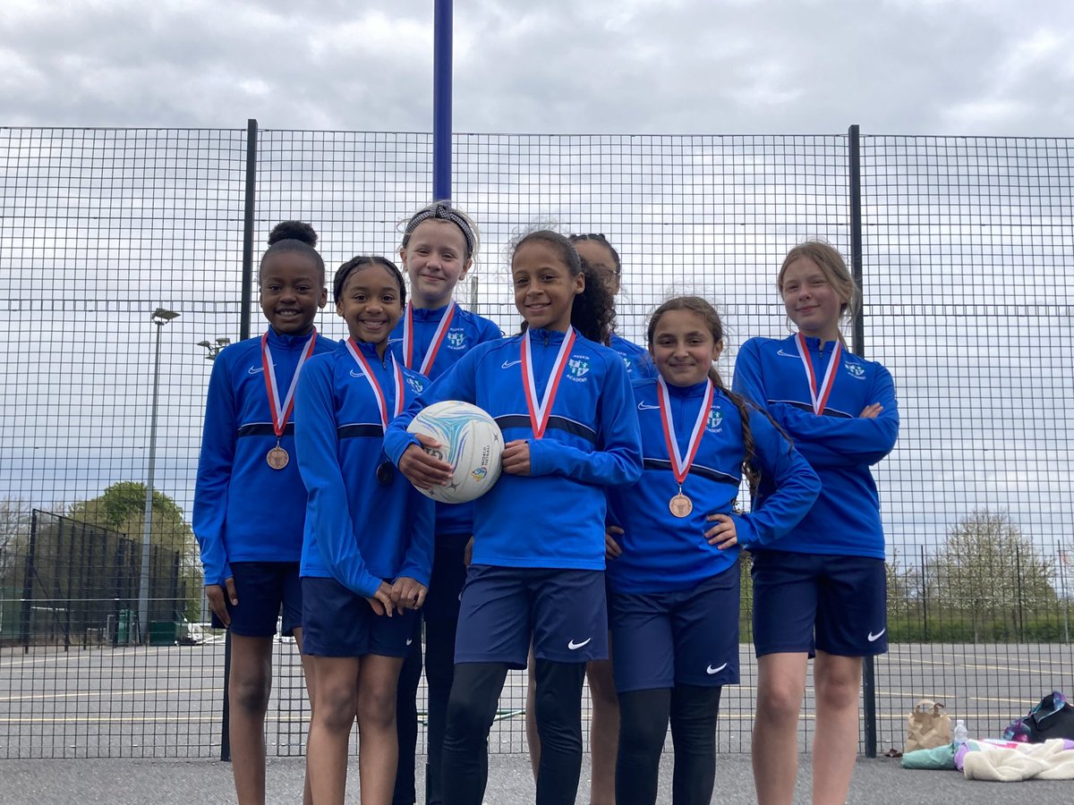 Amazing on court action at the County Year 5/6 Girls Bee Netball Finals today. 15 teams from all over Northants took part @MoultonCollege led by @SponnePE Sports Leaders. Well done to winners @KCEPSchool 🥇, runners up Woodland View 🥈and 3rd place @teamruskinrules 🥉