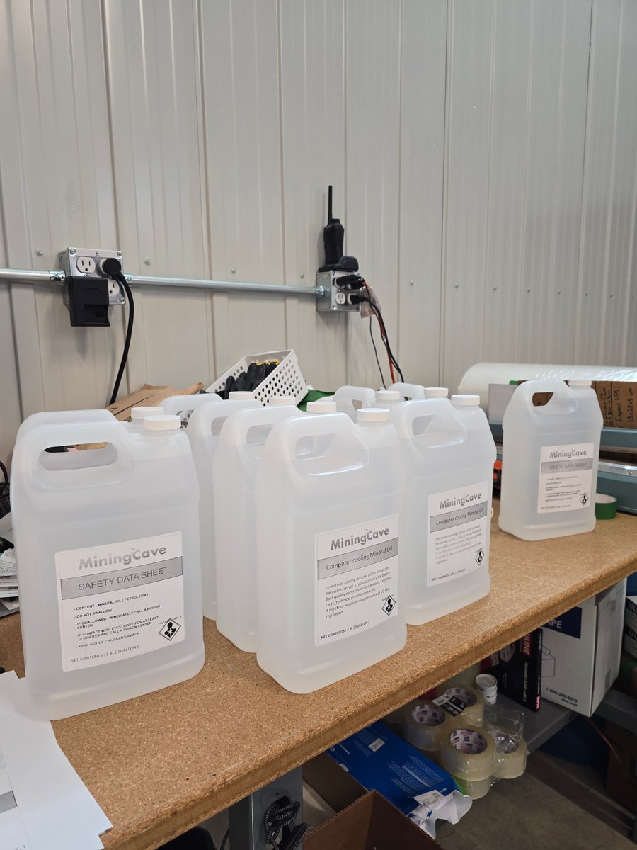 Struggling with the heat 🥵 ?
Tired of that Asics high pitch noise 🙉 ?
Immersion oil is your life saver 🦹 !!!
Available in different quantities based on your needs. ✅
miningcave.com/product-catego…
#miningcave #bitcoin #btc #crypto #cryptocurrency