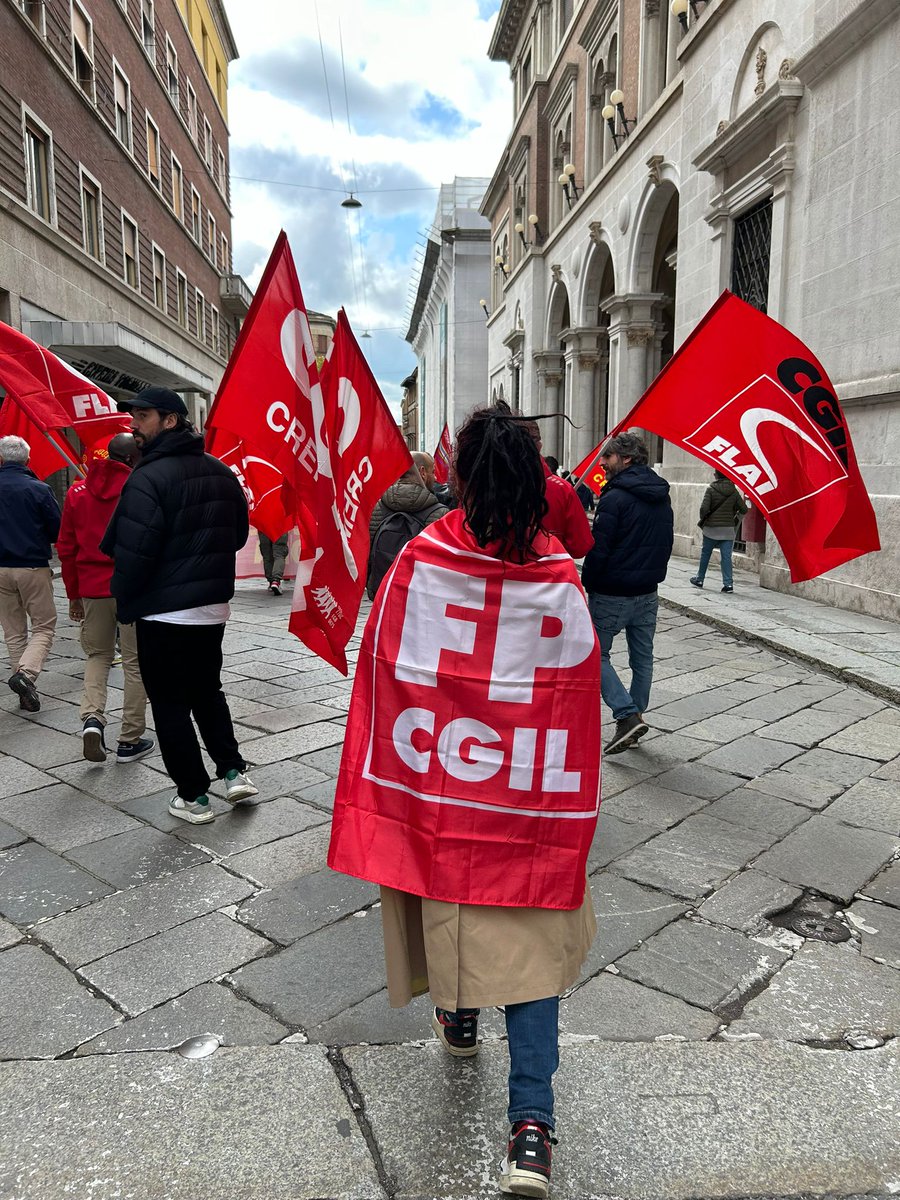 FpCgilLombardia's tweet photo. La Liberazione dal nazifascismo è un presente da coltivare per il futuro.
Viva il #25Aprile! 
#FestadellaLiberazione #FunzionePartigiana https://t.co/cZYHI6RHPl