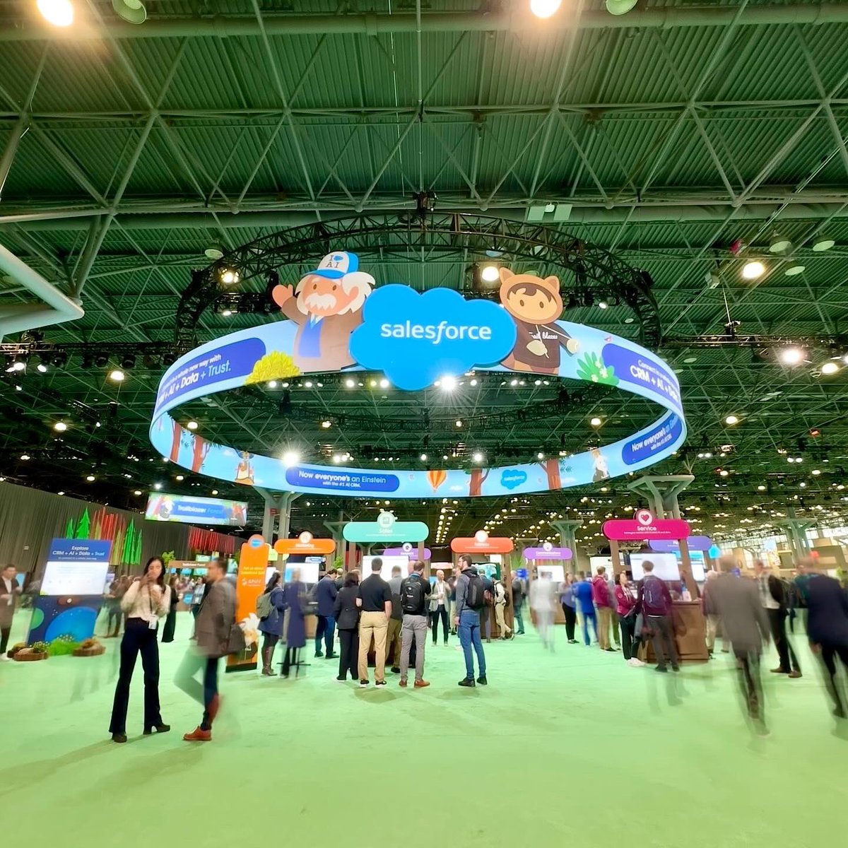 Goooood morning, New York! #SalesforceTour NYC is here, and we've got a whole host of inspiring and informative items on the docket at The Slack Experience. Here are some of the highlights so far! 📸