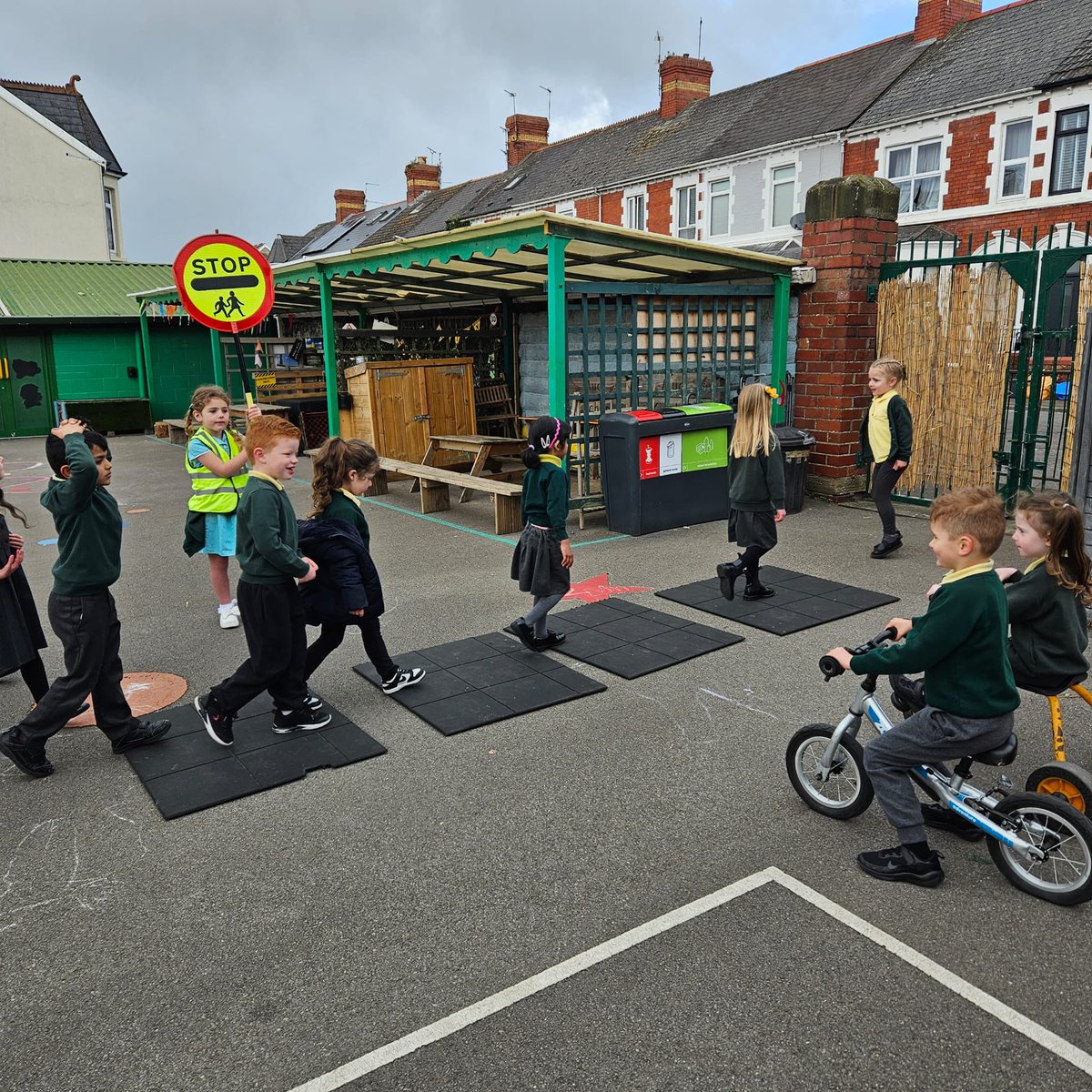 We all know how to cross the road safely 🛣️🚦 #DosbarthGlas #BeepBeepDay ⛔️