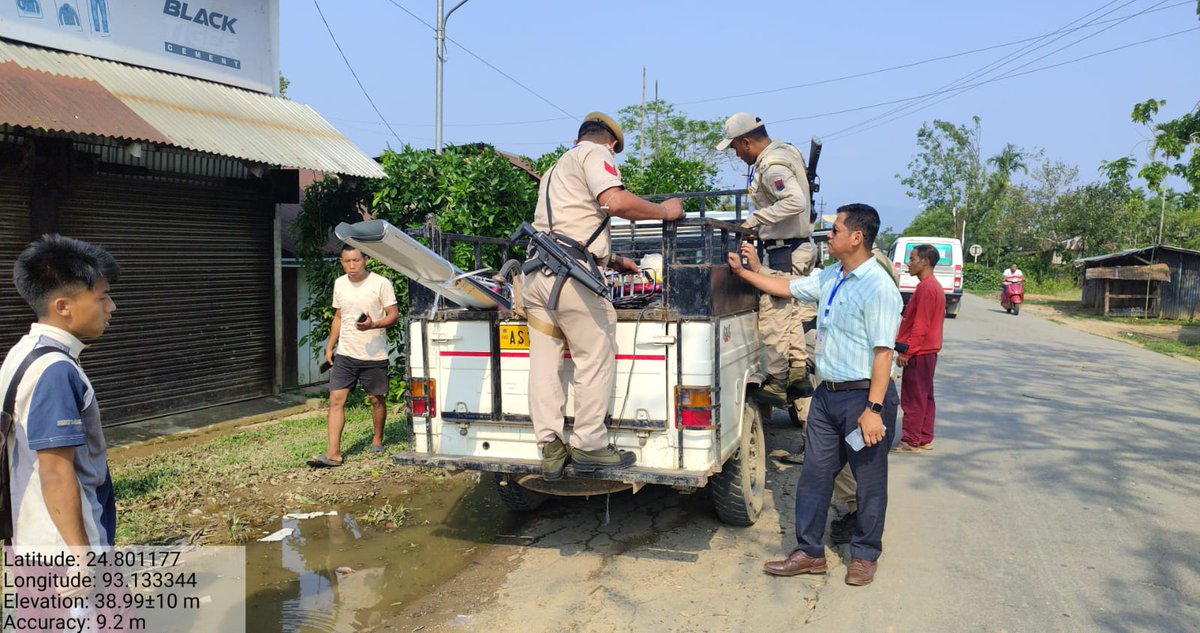 DEOjiribam's tweet photo. Frisking of vehicles in connection with ensuing LS election 2024 by SSTs and FSTs for free and fair election #ceomanipur #ECISVEEP https://t.co/bCGPfQUZPe