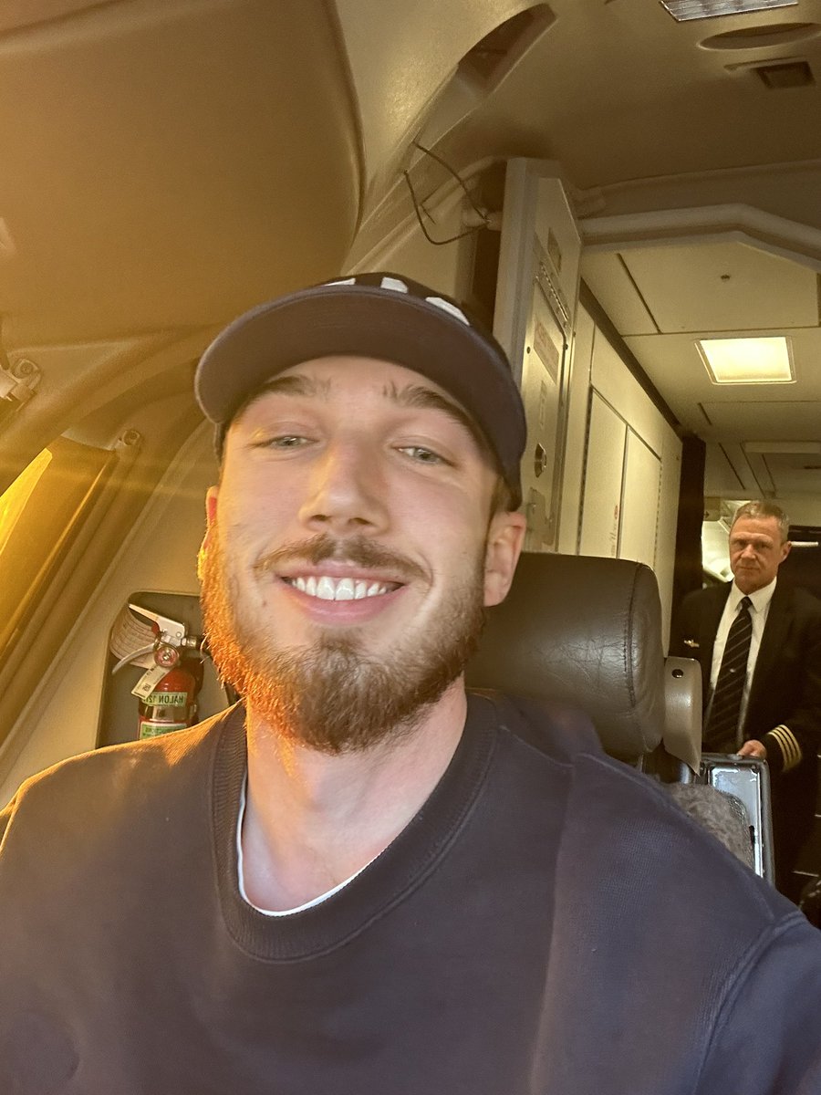 mede_tubert's tweet photo. life goal achieved: j’ai été appelé dans l’avion pour un mec qui a fait un malaise, on m’a offert 150€ de réduction pour un prochain vol, une bouteille de vin et le meilleur pour la fin 

JE SUIS ALLÉ DANS LE COCKPIT AVEC LE PILOTE 🥲 https://t.co/QaTcfNWait