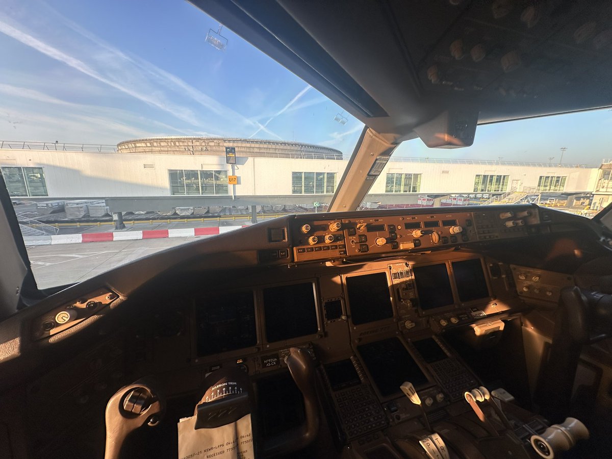 mede_tubert's tweet photo. life goal achieved: j’ai été appelé dans l’avion pour un mec qui a fait un malaise, on m’a offert 150€ de réduction pour un prochain vol, une bouteille de vin et le meilleur pour la fin 

JE SUIS ALLÉ DANS LE COCKPIT AVEC LE PILOTE 🥲 https://t.co/QaTcfNWait