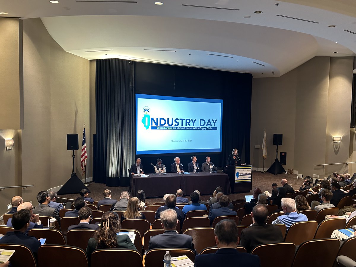 The first #EVDayIL panel highlighted the tremendous opportunities of decarbonizing the transportation industry and provided great insight from panelists representing @UL_Solutions, @Ford, @IFAPACE, @ILGeoSurvey, @ENERGY and @BCG. 🌟