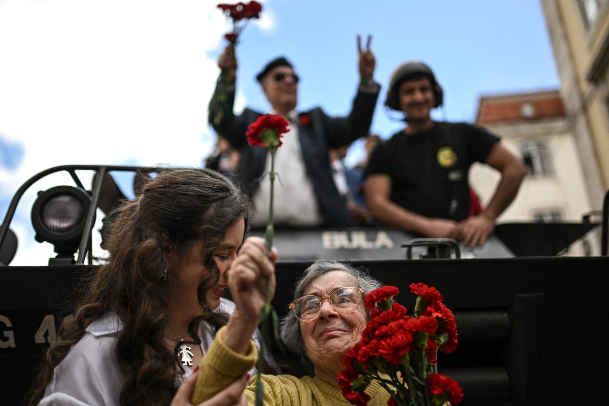 Celeste Caeiro, de 90 anos, que entregou cravos vermelhos aos militares que participaram na revolução portuguesa de 25 de abril, hoje, em Lisboa. Fotografia: PATRICIA DE MELO MOREIRA / AFP
