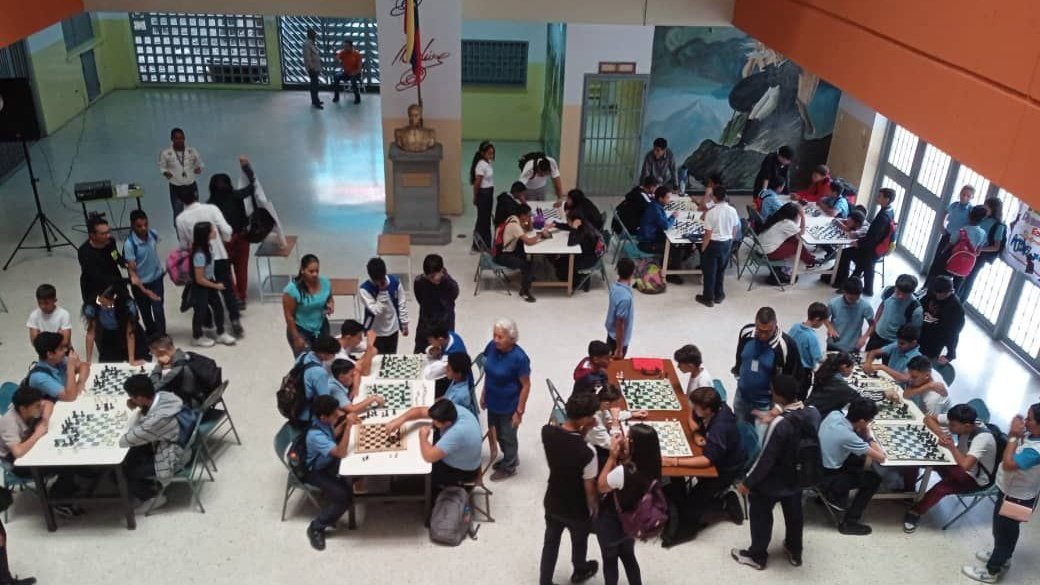 Estamos en todas las parroquias de Caracas celebrando el día Nacional del Ajedrez, nuestros/as niños/as aprenden con alegría y se toman un tiempo para compartir.

<a href="/NicolasMaduro/">Nicolás Maduro</a> 
<a href="/_LaAvanzadora/">Yelitze Santaella</a> 
<a href="/gracielamarilis/">Graciela Rapisarda</a>