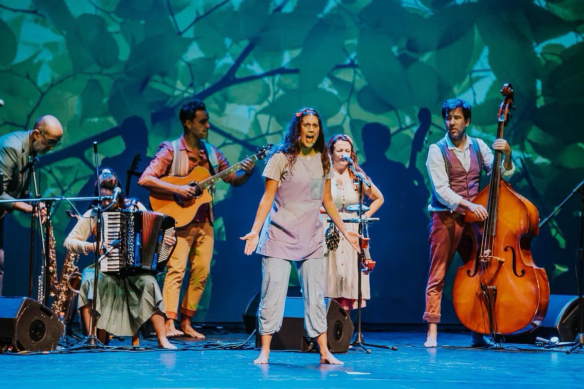 LosPatapela's tweet photo. Algunas imágenes de lo que fue nuestra participación en la #MatineDeLasArtes en el @Teatro_NESCAFE; actividad organizada en conjunto con @CRINChile 👣😃🎶

📸 #SebastianDominguez

#LosPatapelá #musicainfantil #musicaparaniños #cancionesparaniños #teatromusical #conciertoteatral https://t.co/s6pAbxshk4