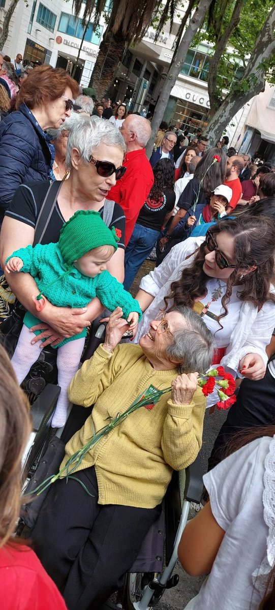 A Dona Celeste, que colocou os cravos nas armas dos militares de Abril, é a estrela da parada ♥️