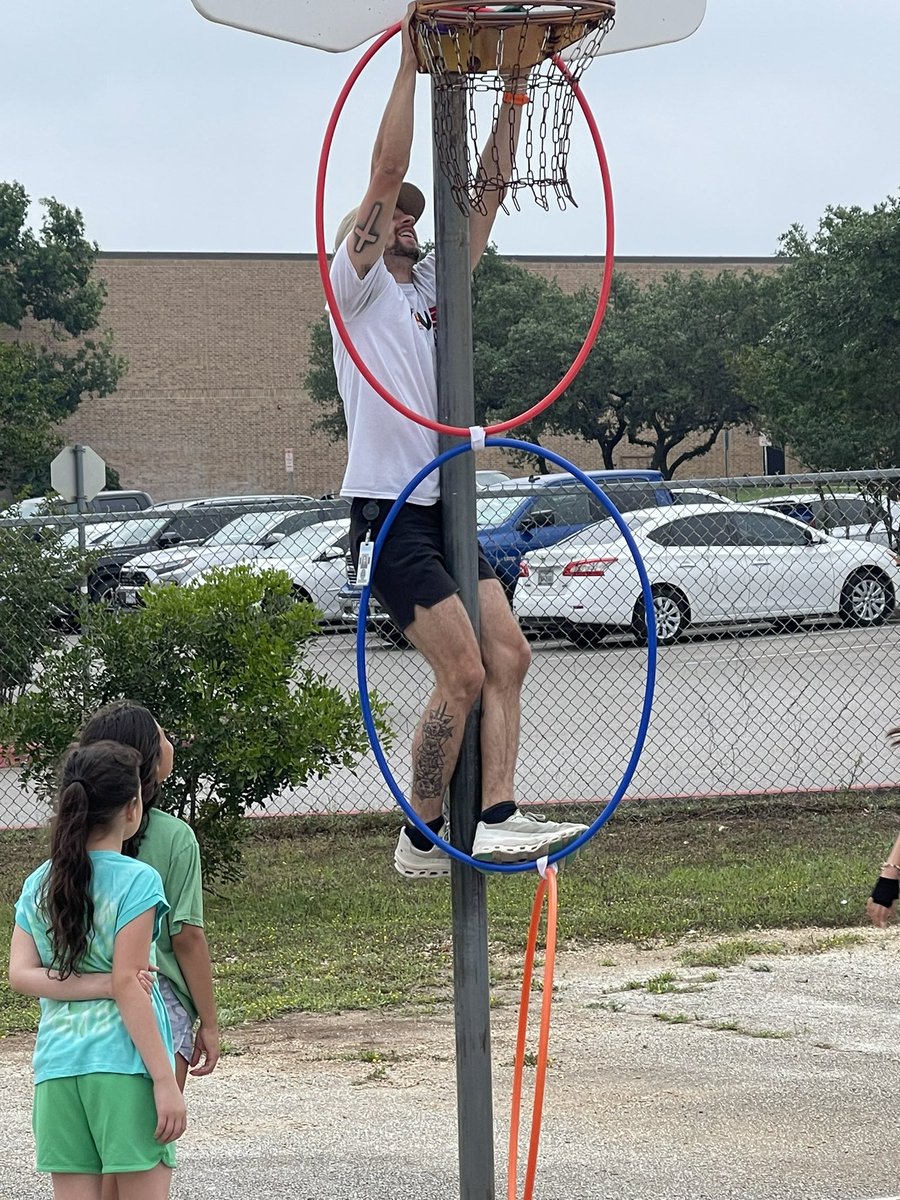 When your 3rd grade collab teachers has more than just teaching skills! He rescued stuck bean bags from the basketball hoop at field day. 👏⭐️🦁❤️