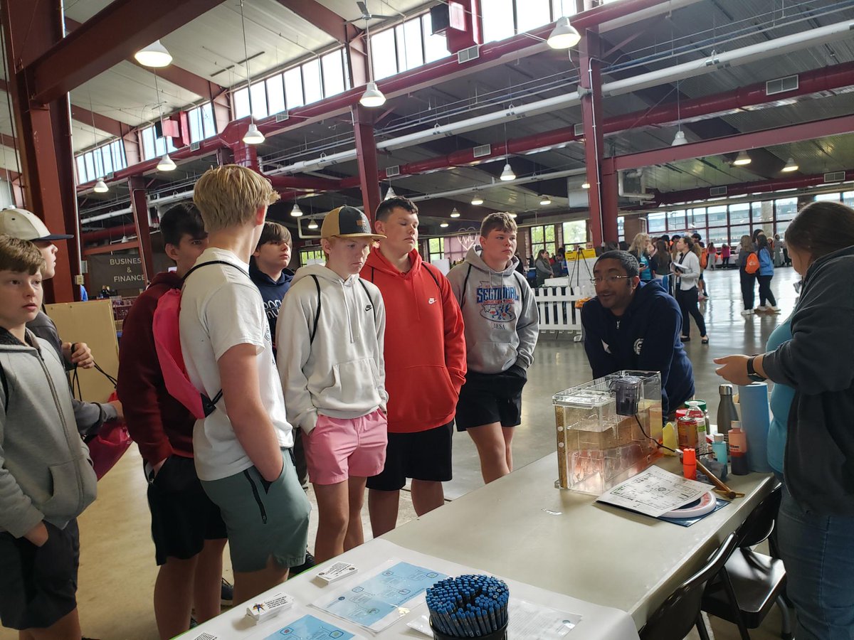 🌟 Excited to be at the Career Spark STEAM Expo hosted by @IllinoisDoIT! Our team is teaching Central Illinois 8th graders with surface water indicators, groundwater models, and getting hands-on learning with a hand crank generator. #EnvironmentalEducation