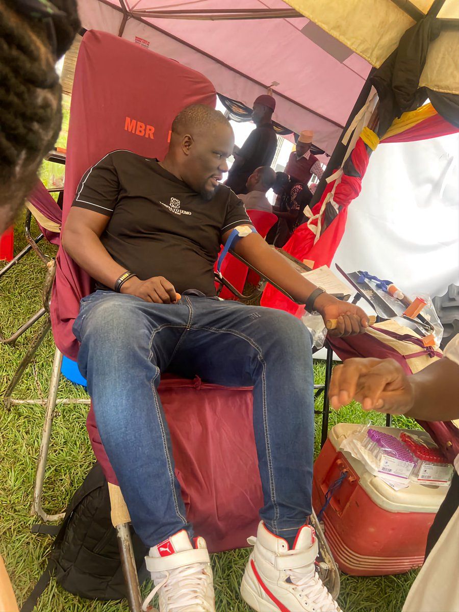 ssenfukamalik's tweet photo. Sadr Sahib participated in  Tabligh interaction with students of Mbarara University..

Later on, Sadr Sahib joined  the team to donate Blood as per the crucial activities held at Peace outreach in Mbarara University

Love For All Hatred for None
#Peaceoutreach #MUSTExhibition https://t.co/dCHiNAAO3K