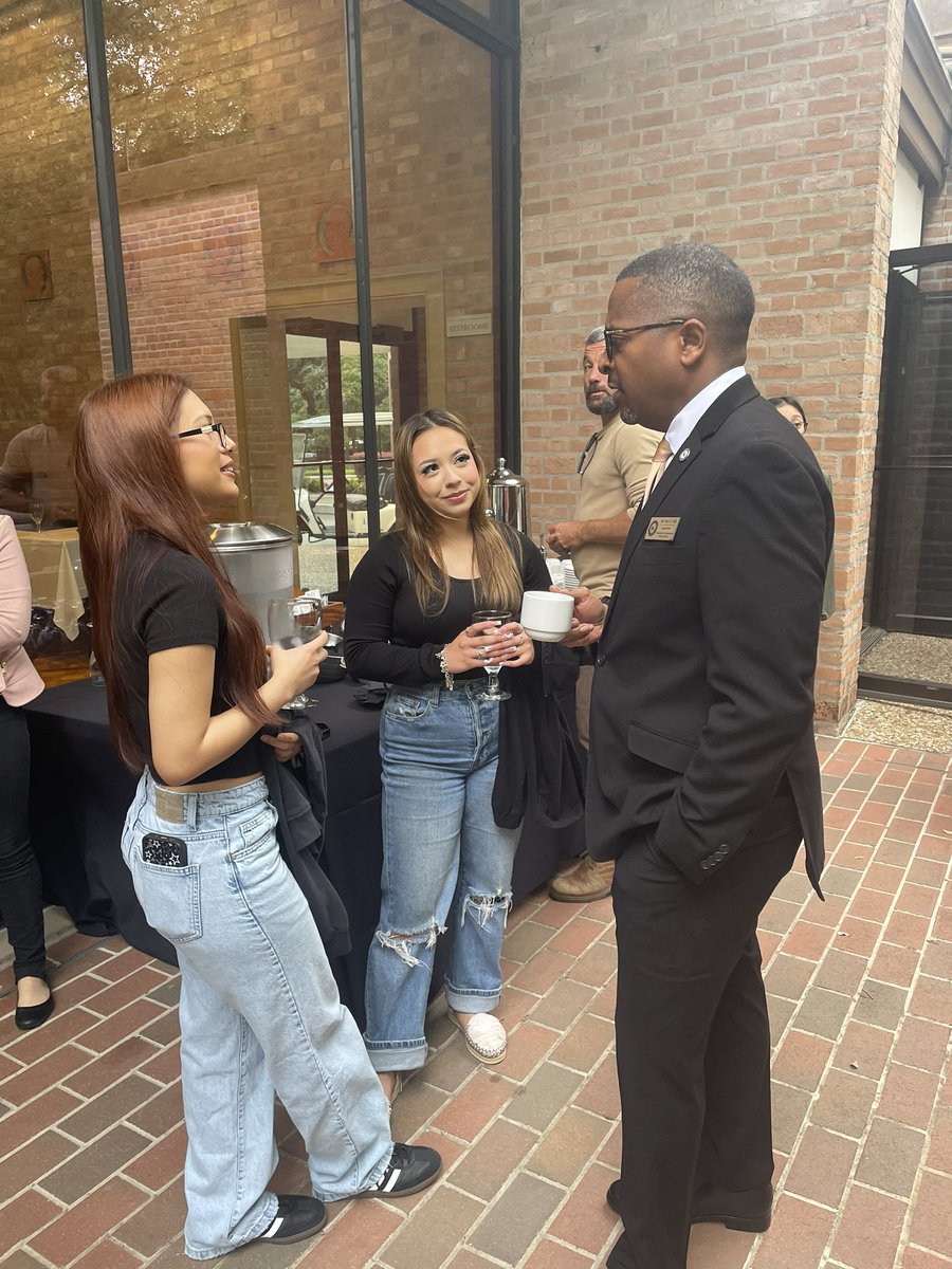 ChannelviewISD's tweet image. Superintendent @tchill_ speaks with @ChannelviewHS students on their unique partnership with the Children’s Environmental Literacy Foundation.