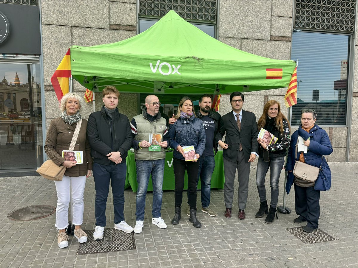 En la Plaza España, llevando el mensaje esperanzador de @VOX_Cataluna a todos los vecinos de Barcelona. El 12 de mayo hay que seguir avanzando posiciones para la reconquista. Por nuestras tradiciones, nuestra identidad y por la seguridad en nuestros barrios. #EnDefensaPropia