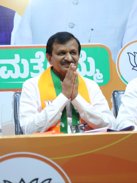 EshaSanju15's tweet image. Good evening all ☺️

For the betterment, safety, and development of Bengaluru city, kindly press 🪷 in the EVM machine.

𝗡𝗼𝘁𝗲 𝟭: 𝗙𝗼𝗹𝗹𝗼𝘄 𝘁𝗵𝗲 𝘀𝗮𝗺𝗲 𝘀𝘂𝗶𝘁 𝗶𝗻 𝗼𝘁𝗵𝗲𝗿 𝗽𝗮𝗿𝘁𝘀 𝗼𝗳 #𝗞𝗮𝗿𝗻𝗮𝘁𝗮𝗸𝗮 𝘁𝗼𝗼.

𝗡𝗼𝘁𝗲 𝟮: 𝗣𝗹𝗲𝗮𝘀𝗲 𝘀𝘁𝗲𝗽 𝗼𝘂𝘁 𝗼𝗳