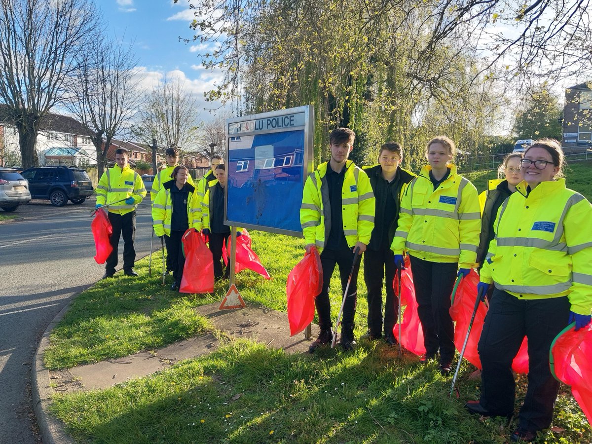 Newtown Volunteer Police Cadets have been supporting the community by spending their cadet session litter picking in Newtown.