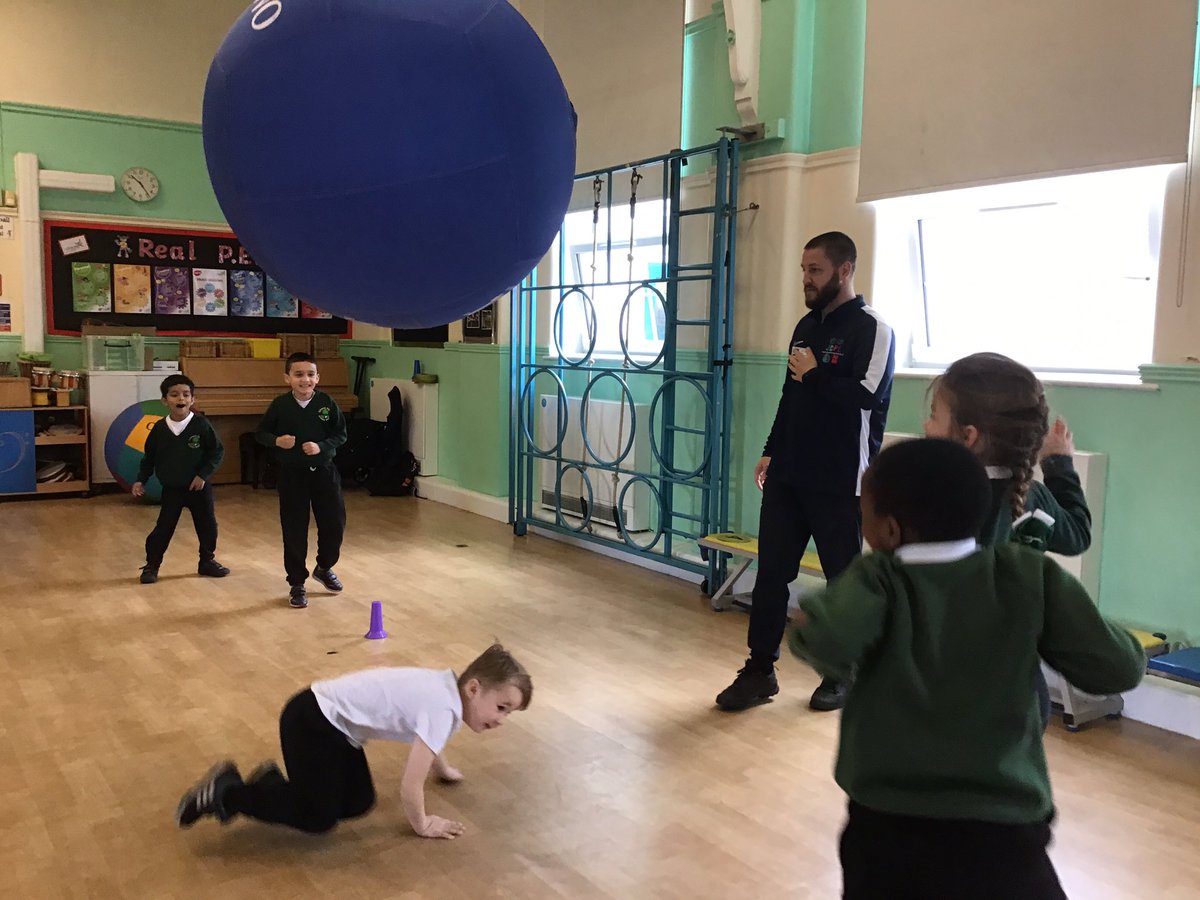 Y2Oaky's tweet photo. 2 Catkins had great fun in Kinball today with Mr Curran and Mr Tyson. We focussed on the importance of team work when playing the games. #OakyPE https://t.co/8TaSIc08aO