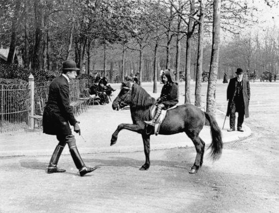 Autour du Pavillon Dauphine, initiation des jeunes demoiselles à l'équitation.
1912. Paris 16e