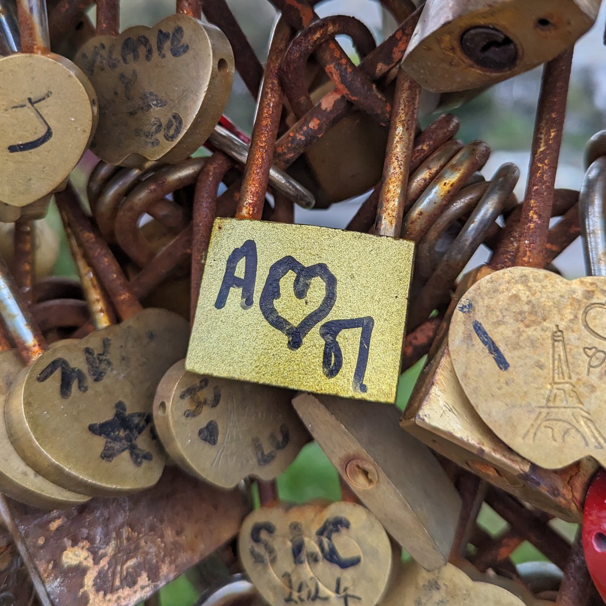 Let's do a little experiment : I took this picture of a 'love lock' somewhere in Paris yesterday. By retweeting this photo can we find out who put it there and what happened next ? Let's do this.