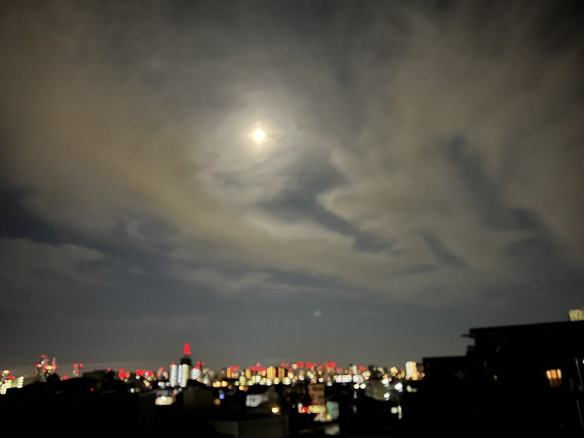 昨日ストロベリームーンの満月だったけど雨で見れず☔️
今日も怪しいけど、キレイな夜景だ✨✨