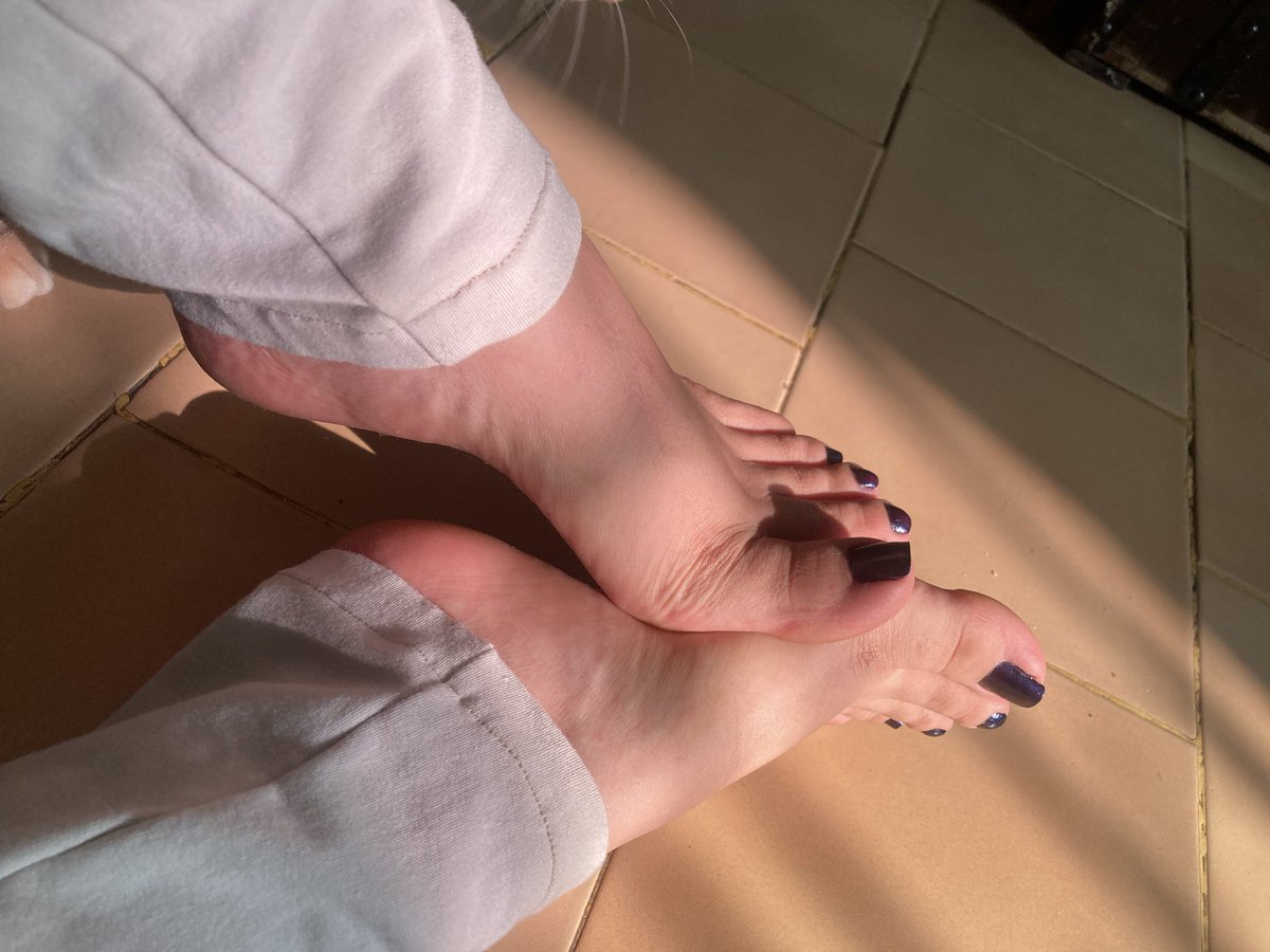 El #JueveDePies de @Elizasofiia 😍👣 #Soles #Feet #FeetPics #FotoPies #SellFeet #FeetPicsForSale #FootFetish