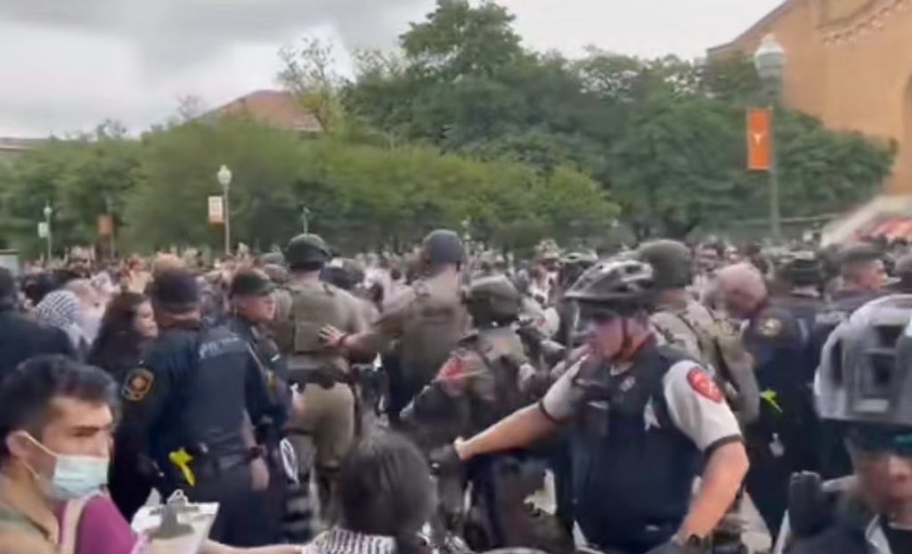 DeerShowWeekly's tweet photo. Mounted police run straight at protesters, reporter tackled. At least 20 people were arrested after violent clashes between local police and protesters at the University of Texas at Austin on 24 local time. US government, listen to the voice of the people!📢
#Gaza #Palestine https://t.co/32Rl9O9ypM