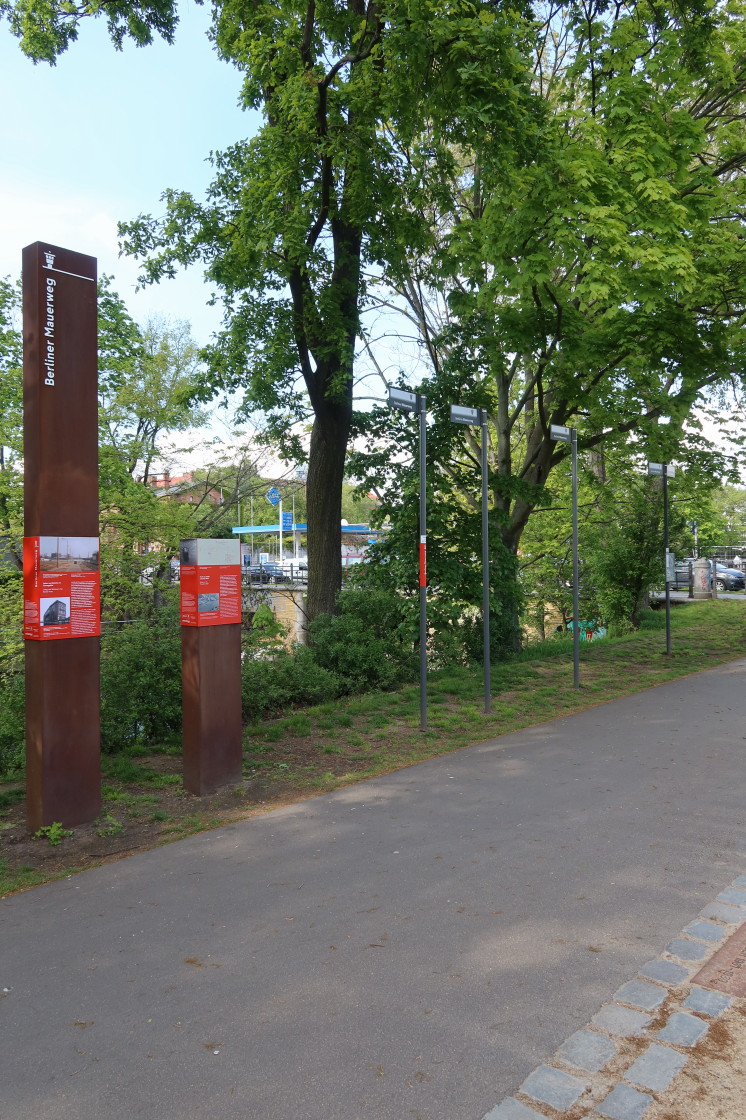 LuisenstadtF's tweet image. Frage an das @BA_Xhain : Wozu benötigt es 5 (fünf) Masten mit dem Schild (teilweise auch mehreren) an einer Stelle im #SchlesischenBusch? Hätte nicht auch eines genügt? #Mauerweg #BerlinerMauer