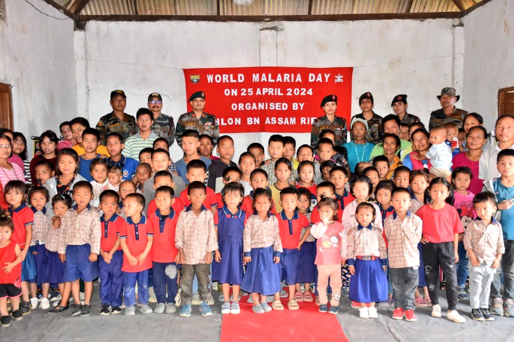 Commemorating the #WorldMalariaDay, #AssamRifles in #Manipur organised Cleanliness Drive at Sehlon, Old Samtal & Kovang villages, Chandel, to sensitise people to keep surroundings #Mosquito free. #SwachhBharatMission @SpokespersonMoD @official_dgar @easterncomd @MyGovManipur
