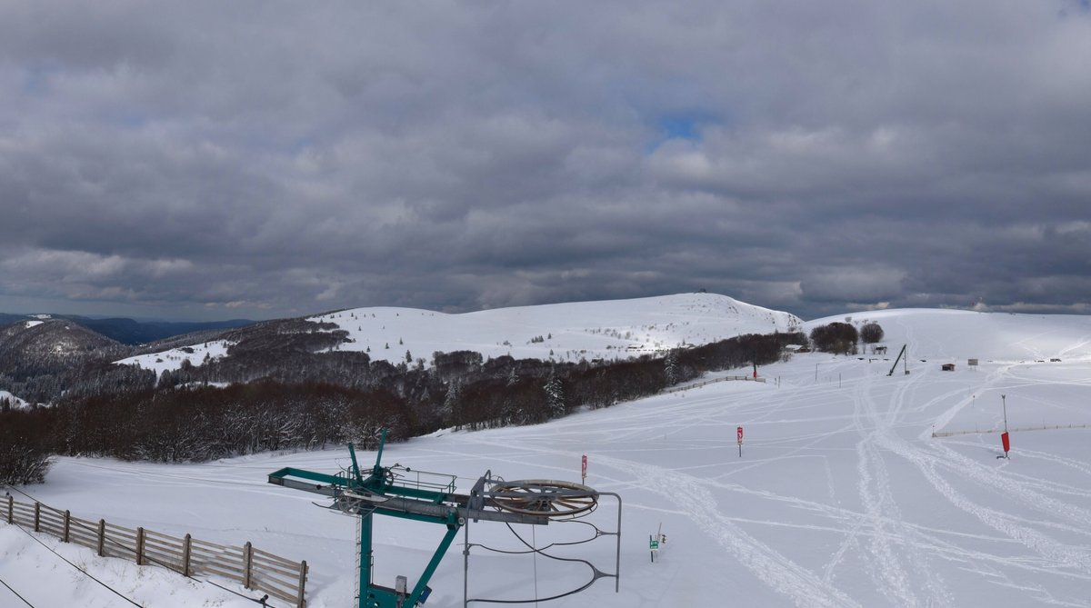 Meteovilles's tweet photo. ❄️ Ironie du sort, les conditions d'enneigement sont très bonnes dans les #Vosges, alors qu'elles furent mauvaises de janvier à mars. D'ailleurs, c'est cette dernière décade d'avril qui détient le manteau de #neige au sol le plus haut de 2024... (webcam @skaping) https://t.co/QLf0Tb7T8k
