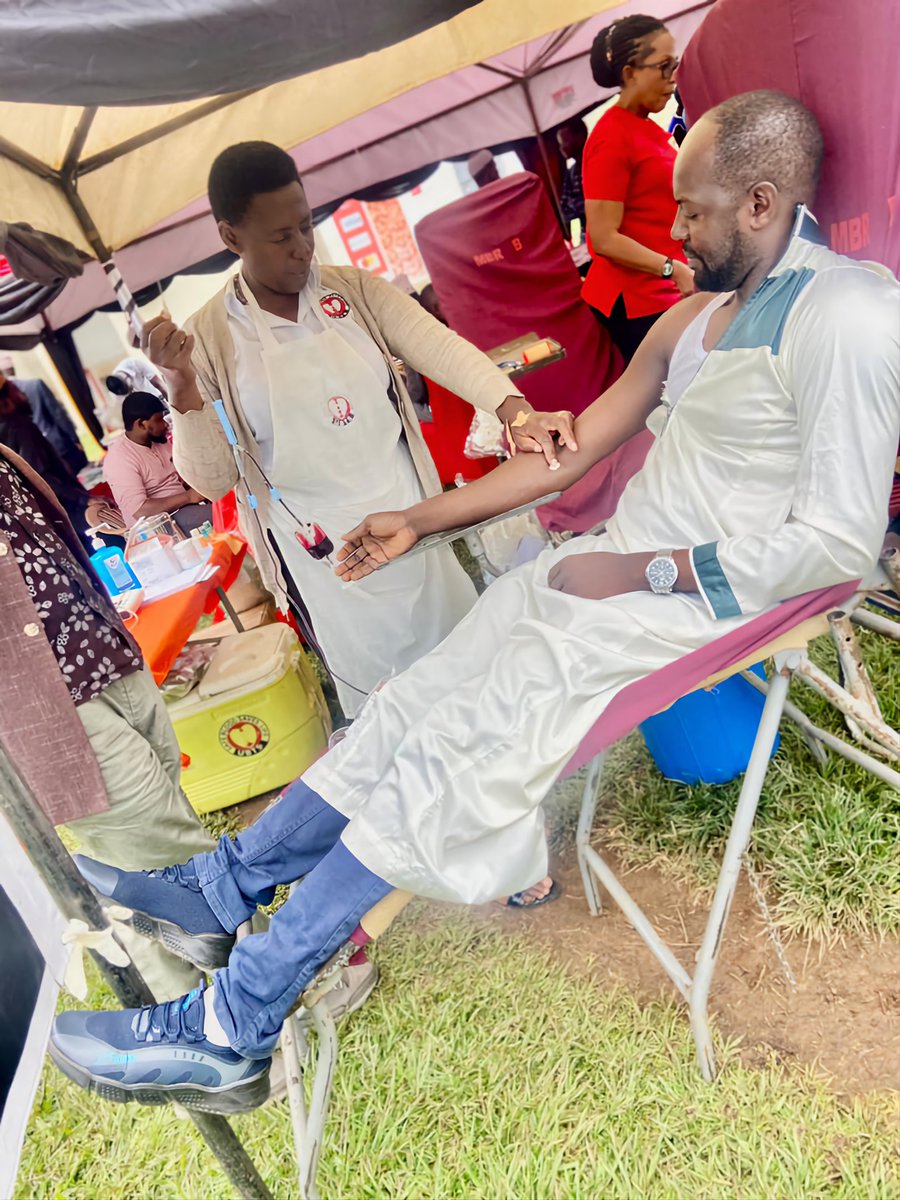 ssenfukamalik's tweet photo. Sadr Sahib participated in  Tabligh interaction with students of Mbarara University..

Later on, Sadr Sahib joined  the team to donate Blood as per the crucial activities held at Peace outreach in Mbarara University

Love For All Hatred for None
#Peaceoutreach #MUSTExhibition https://t.co/dCHiNAAO3K