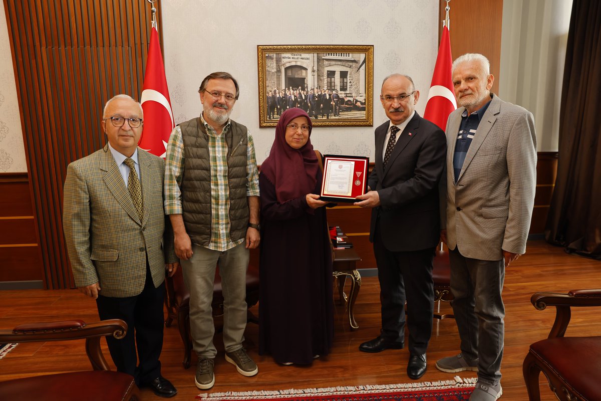 Valimiz Sn. Yaşar KARADENİZ, Türk Silahlı Kuvvetlerini Güçlendirme Vakfı İstanbul Bölge Temsilcisi E. Albay İlyas ENGİN ve beraberindekilerle makamında bir araya geldi, Vakıfa bağışta bulunan hemşehrilerimiz Ali ve Ayşe DOĞAN çiftine 'Bronz Madalya ve Berat Belgesi' takdim etti.