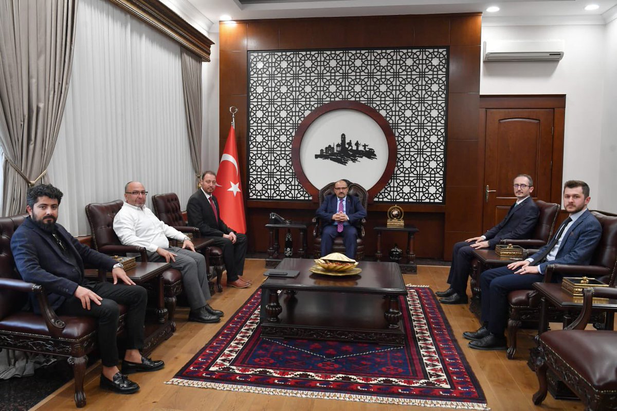 Müstakil Sanayici ve İşadamları Derneği (MÜSİAD) Balıkesir Şube Başkanı Tuğrul Demirbaş ve beraberindeki heyet Vali İsmail Ustaoğlu’na ziyarette bulundu.