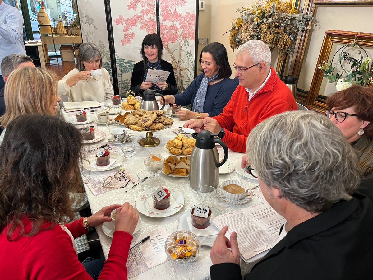 Ahora en directo, dialogando en el Líder-Café sobre liderazgo distribuido en nuestros centros y cómo puede potenciar la mejora educativa. ¿Tienes alguna experiencia? ¡Cómpartela! <a href="/cpmariadeavila/">CP María de Ávila</a> #LiderazgoparaelAprendizaje @EduCaixa