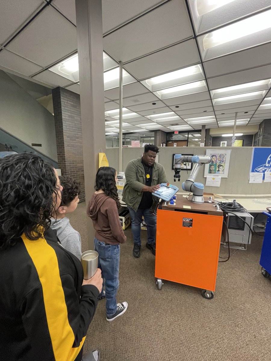 The Future Makers & Creators Tour continued today at Piscataway High School! NJMEP, along with local manufacturers, introduced students and gave them hands-on experience in #AdvancedManufacturing technologies. Learn more here: ow.ly/mcVE50RoeTL #Manufacturing