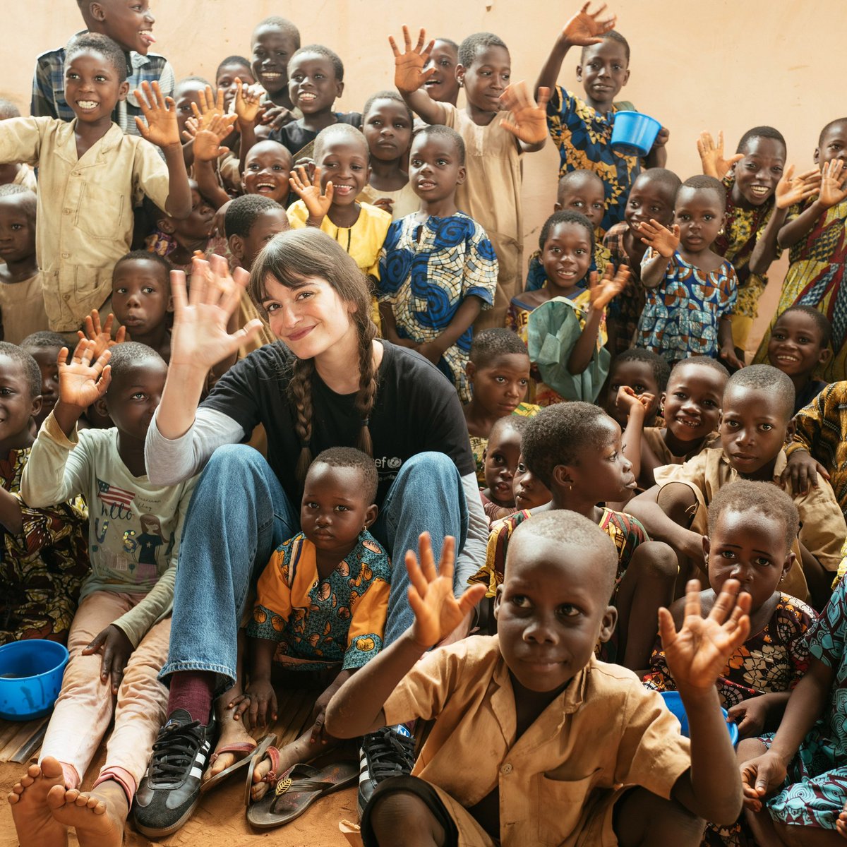 L'UNICEF France est heureux d'annoncer la nomination de @claraluciani comme ambassadrice. 💙😊 Clara Luciani sera engagée à nos côtés pour la protection des enfants, l'éducation et les droits des filles. fcld.ly/cow1szm #PourChaqueEnfant © UNICEF/Decoin