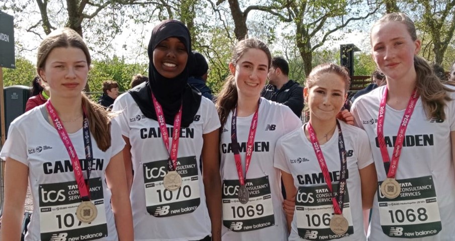 33 young Camden athletes took part in the Mini London Marathon on 20 April, finishing with 3 out of 6 top 10 Team Placings across the 6 age groups. Our U17 girls team won 7th place and our U17 boys came 6th, as well as winning 2 individual golds 🥇 👉🏽 camdenrise.co.uk/newsandblogs/-…