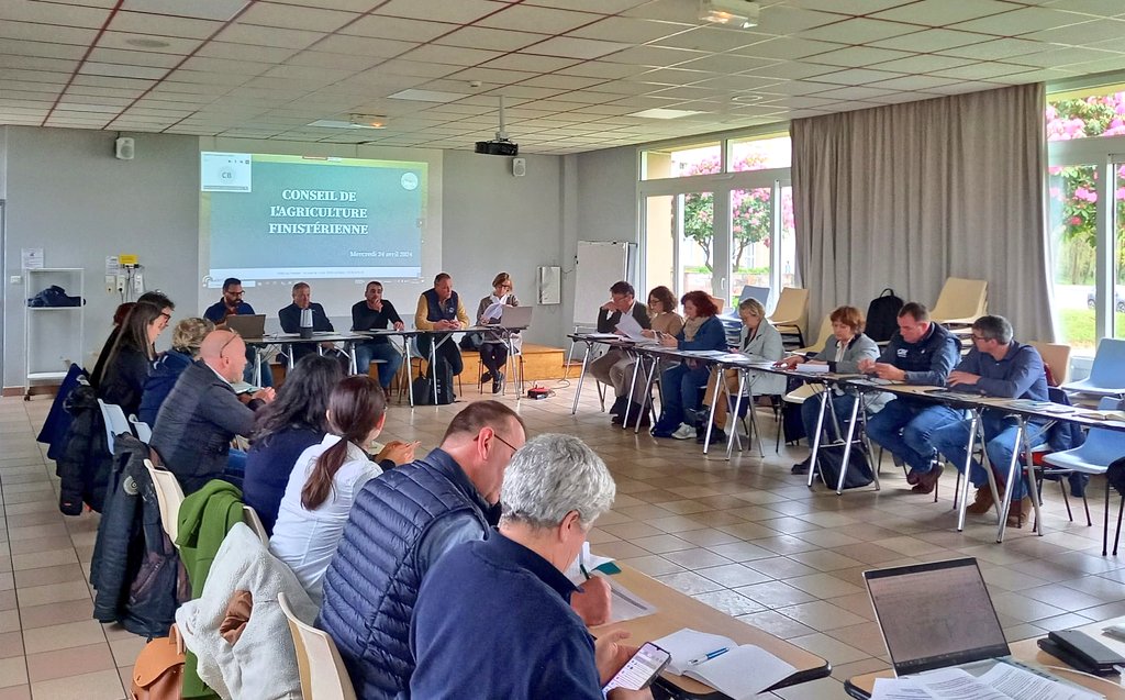 Le Conseil de l'agriculture finistérienne a convié les parlementaires du #Finistère pour échanger sur la #PLOA 📃

👉 #FDSEA29, <a href="/JA_Finistere/">JA du Finistère</a> et les organisations économiques ont porté la voix des agriculteurs finistériens et fait remonter nos problématiques locales